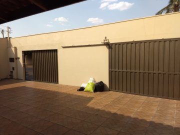 Casa padrão com edícula